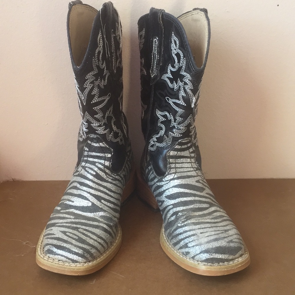 Roper size 9 cowgirl boots.